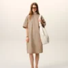 Abito beige in cotone con colletto alla coreana e abbottonatura Abito beige in cotone con colletto alla coreana e abbottonatura