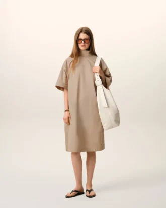 Abito beige in cotone con colletto alla coreana e abbottonatura