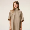 Abito beige in cotone con colletto alla coreana e abbottonatura Abito beige in cotone con colletto alla coreana e abbottonatura