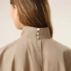Abito beige in cotone con colletto alla coreana e abbottonatura Abito beige in cotone con colletto alla coreana e abbottonatura