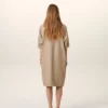 Abito beige in cotone con colletto alla coreana e abbottonatura Abito beige in cotone con colletto alla coreana e abbottonatura