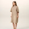 Abito beige in cotone con colletto alla coreana e abbottonatura Abito beige in cotone con colletto alla coreana e abbottonatura
