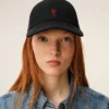 Ami de Coeur Cap in cotone nero con ricamo