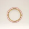 Anello in ottone rosa martellato e laccato Anello in ottone rosa martellato e laccato