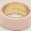 Anello in ottone rosa martellato e laccato Anello in ottone rosa martellato e laccato