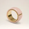 Anello in ottone rosa martellato e laccato Anello in ottone rosa martellato e laccato