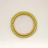 Anello laccato martellato in ottone verde Anello laccato martellato in ottone verde