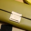 Astuccio Mimi in pelle di vacchetta verde Astuccio Mimi in pelle di vacchetta verde