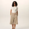 Bermuda avvolgenti in cotone beige con cintura Bermuda avvolgenti in cotone beige con cintura