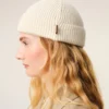 Berretto in lana bianca con etichetta in pelle Ami