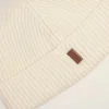 Berretto in lana bianca con etichetta in pelle Ami