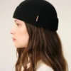 Berretto in lana nera con etichetta in pelle “Ami”