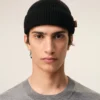 Berretto in lana nera con etichetta in pelle “Ami”