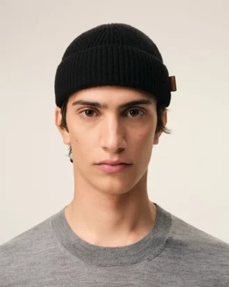 Berretto in lana nera con etichetta in pelle “Ami”