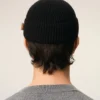 Berretto in lana nera con etichetta in pelle “Ami”