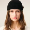 Berretto in lana nera con etichetta in pelle “Ami”