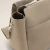 Borsa a rotazione con patta grande in pelle di vacchetta grigia Borsa a rotazione con patta grande in pelle di vacchetta grigia