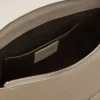 Borsa a rotazione con patta grande in pelle di vacchetta grigia Borsa a rotazione con patta grande in pelle di vacchetta grigia