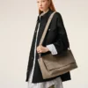 Borsa a rotazione con patta grande in pelle di vacchetta grigia Borsa a rotazione con patta grande in pelle di vacchetta grigia