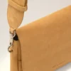 Borsa a tracolla con patta Carrousel in pelle di vacchetta gialla