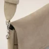 Borsa a tracolla con patta in pelle di vacchetta grigia