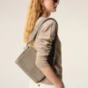 Borsa a tracolla con patta in pelle di vacchetta grigia