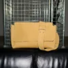 Borsa Carrousel con patta grande in pelle di vacchetta gialla Borsa Carrousel con patta grande in pelle di vacchetta gialla