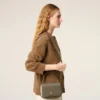 Borsa Paris Paris con manici superiori in pelle lucida grigia Borsa Paris Paris con manici superiori in pelle lucida grigia