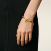 Bracciale Ami de Coeur in ottone dorato martellato