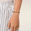 Bracciale Ami De Cœur in ottone nero con perle estive dorate Bracciale Ami De Cœur in ottone nero con perle estive dorate