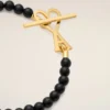 Bracciale Ami De Cœur in ottone nero con perle estive dorate Bracciale Ami De Cœur in ottone nero con perle estive dorate