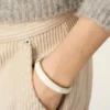 Bracciale in ottone bianco martellato laccato Bracciale in ottone bianco martellato laccato