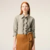 Camicia aderente con volant a maniche lunghe in cotone beige Camicia aderente con volant a maniche lunghe in cotone beige