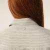 Camicia aderente con volant a maniche lunghe in cotone beige Camicia aderente con volant a maniche lunghe in cotone beige