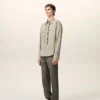 Camicia aderente con volant a maniche lunghe in cotone beige Camicia aderente con volant a maniche lunghe in cotone beige