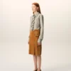 Camicia aderente con volant a maniche lunghe in cotone beige Camicia aderente con volant a maniche lunghe in cotone beige