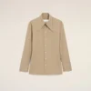 Camicia aderente in cotone beige con colletto a punta Camicia aderente in cotone beige con colletto a punta