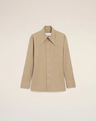 Camicia aderente in cotone beige con colletto a punta