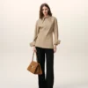 Camicia aderente in cotone beige con colletto a punta Camicia aderente in cotone beige con colletto a punta