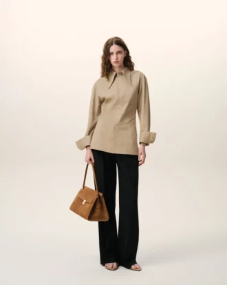 Camicia aderente in cotone beige con colletto a punta