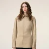 Camicia aderente in cotone beige con colletto a punta Camicia aderente in cotone beige con colletto a punta