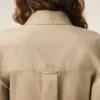 Camicia aderente in cotone beige con colletto a punta Camicia aderente in cotone beige con colletto a punta