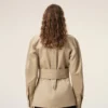 Camicia aderente in cotone beige con colletto a punta Camicia aderente in cotone beige con colletto a punta