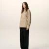 Camicia aderente in cotone beige con colletto a punta Camicia aderente in cotone beige con colletto a punta