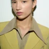 Camicia aderente in cotone beige con colletto a punta Camicia aderente in cotone beige con colletto a punta