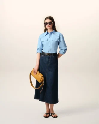 Camicia aderente in cotone blu con colletto a punta Camicia aderente in cotone blu con colletto a punta