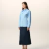 Camicia aderente in cotone blu con colletto a punta Camicia aderente in cotone blu con colletto a punta