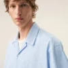 Camicia Ami de Coeur a maniche corte in cotone blu dal taglio squadrato Camicia Ami de Coeur a maniche corte in cotone blu dal taglio squadrato