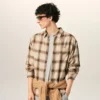 Camicia Ami de Coeur a quadri beige dal taglio squadrato in tela Camicia Ami de Coeur a quadri beige dal taglio squadrato in tela