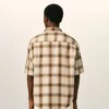 Camicia Ami de Coeur a quadri beige dal taglio squadrato in tela Camicia Ami de Coeur a quadri beige dal taglio squadrato in tela